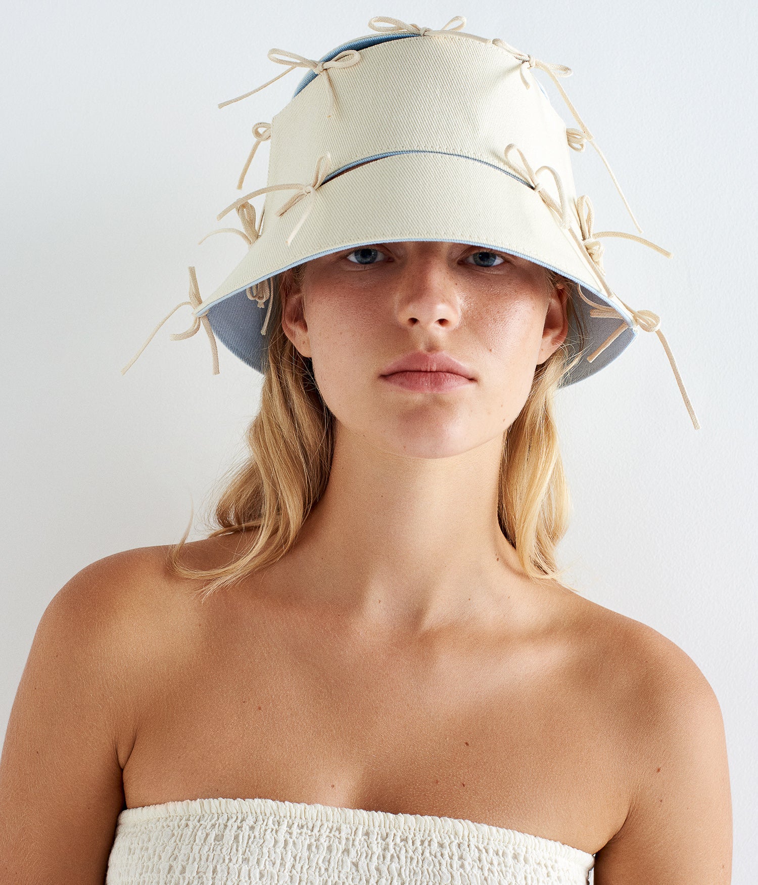 BOW BUCKET HAT IN BLUE & BEIGE